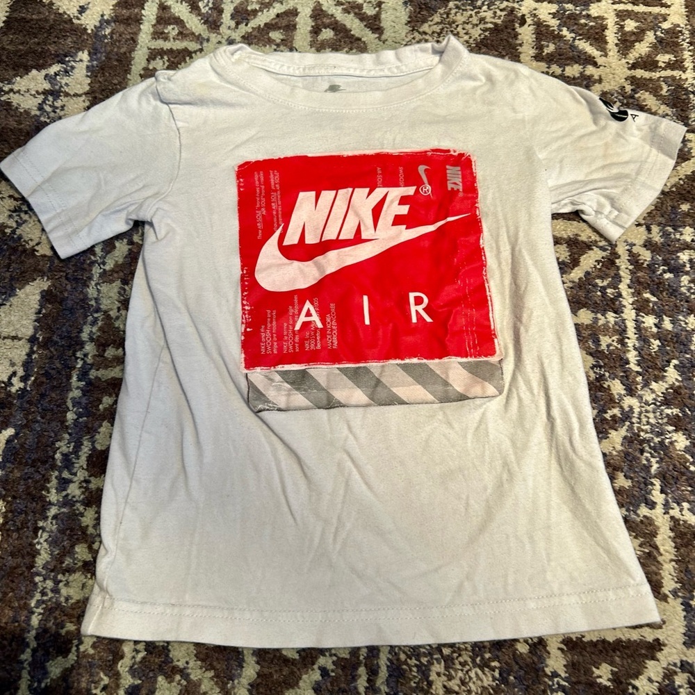 Nike Tee in White and Red Kids S 4-6Yrs Swoosh Sporty Tshirt Sports